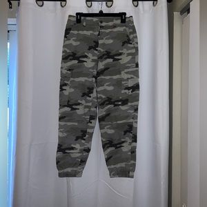 American eagle camo cropped pants